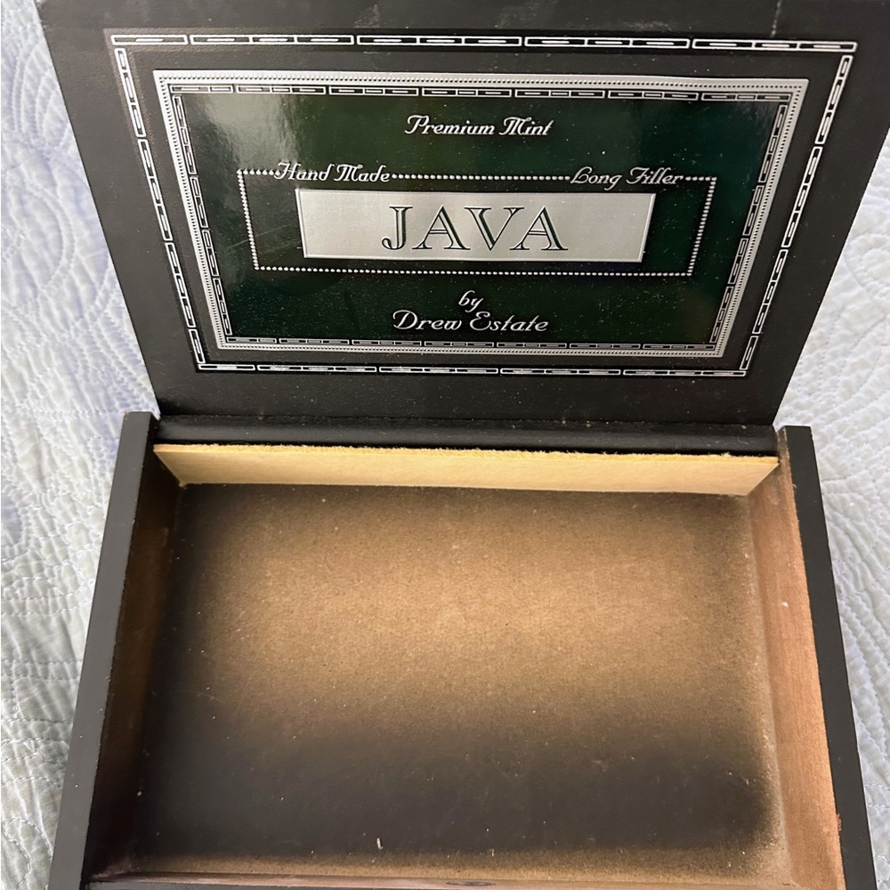 Beautiful cigar box. Use as is or paint and decorate.
